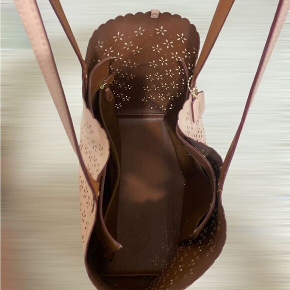 Coach shoulder bag, used with worn straps but still in good condition - Picture 3 of 5